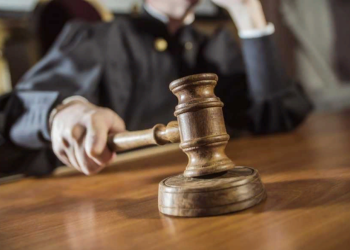 Житель Альбукерке подал жалобу на двух служительниц закона