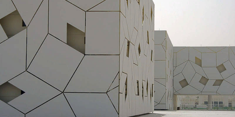 Стеклофибробетон для фасадного декора: достоинства и монтаж