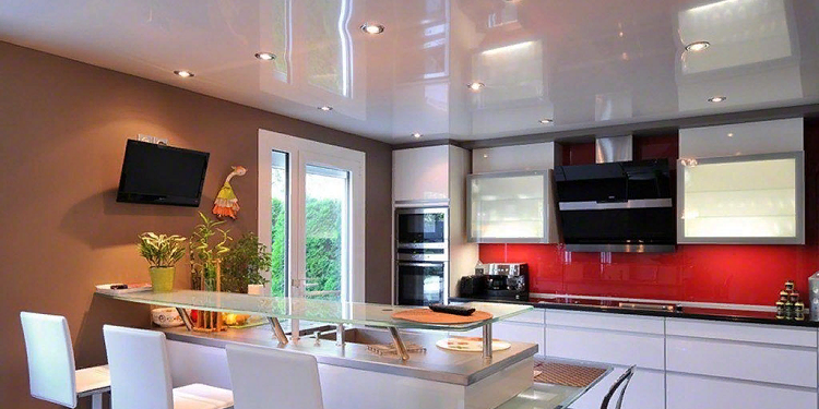 Выбор достойных натяжных потолков для кухни