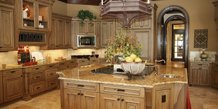 Преимущества и правила ухода за кухнями из массива