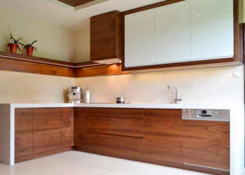 Кухни из шпона: достоинства и уход