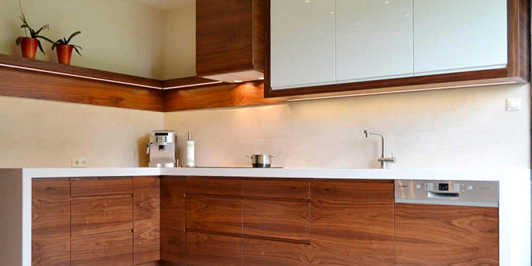 Кухни из шпона: достоинства и уход