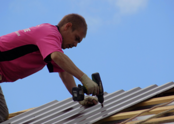 Профнастил для крыши: достоинства и правила укладки