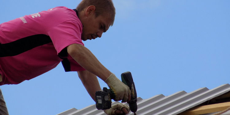 Профнастил для крыши: достоинства и правила укладки