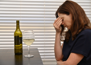 Женский алкоголизм: чем опасен и как побороть