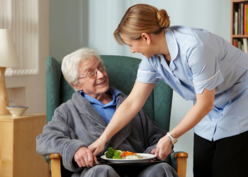 Пансионат для престарелых: достоинства и описание