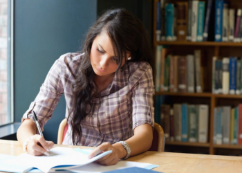 Замовити магістерську роботу: переваги та ризики для студентів