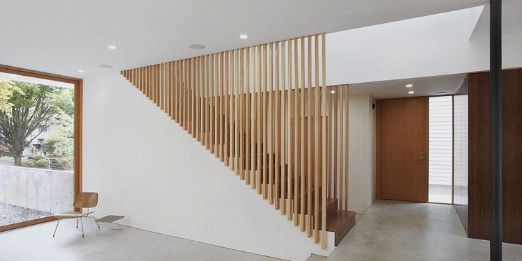 Почему выбирают лестничные перегородки из бруса