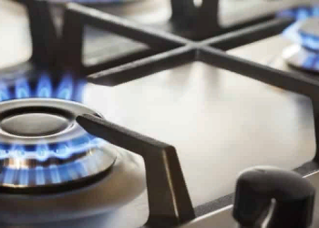Почему одна конфорка в газовой плите плохо горит: причины и решения