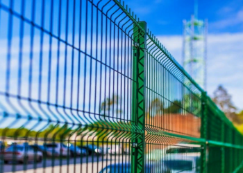 Забор 3Д из сетки: достоинства и правила монтажа
