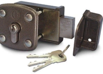 Про дверные накладные замки и правила их установки