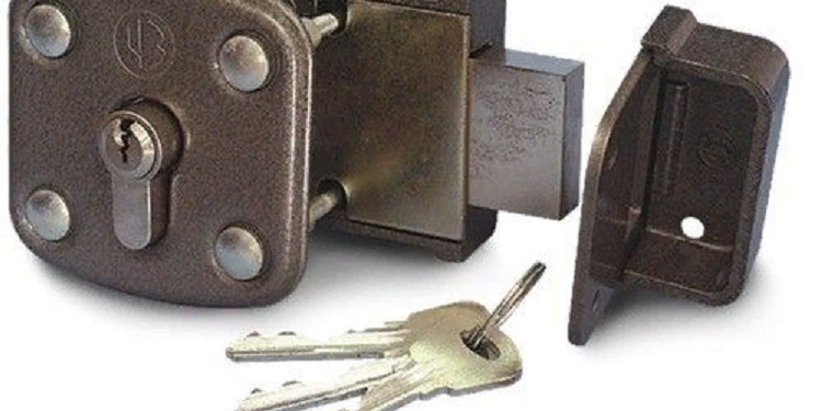 Про дверные накладные замки и правила их установки