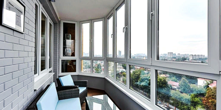 Теплое остекление балконов: достоинства и правила