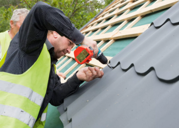 Особенности крепления металлочерепицы на крыше и правила