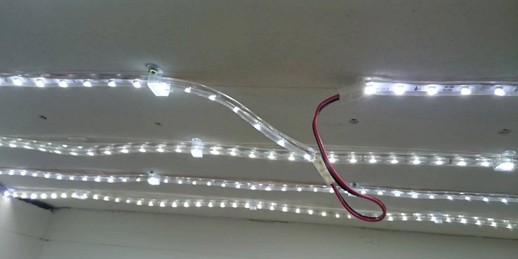 Как выполнить монтаж светодиодных лент на потолке и советы