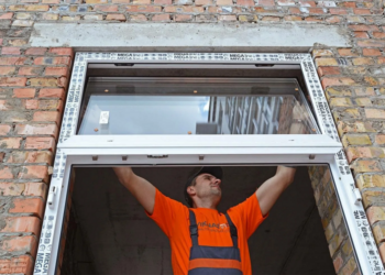 Технология и правила установки пластикового окна Запорожье в кирпичной стене