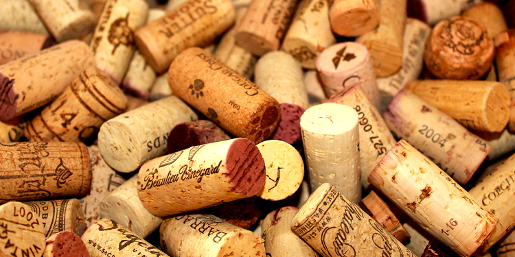 Цікаві ідеї оформлення декору на дачі з винних пробок