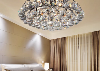 Люстри для спальні: модні моделі та поради щодо вибору