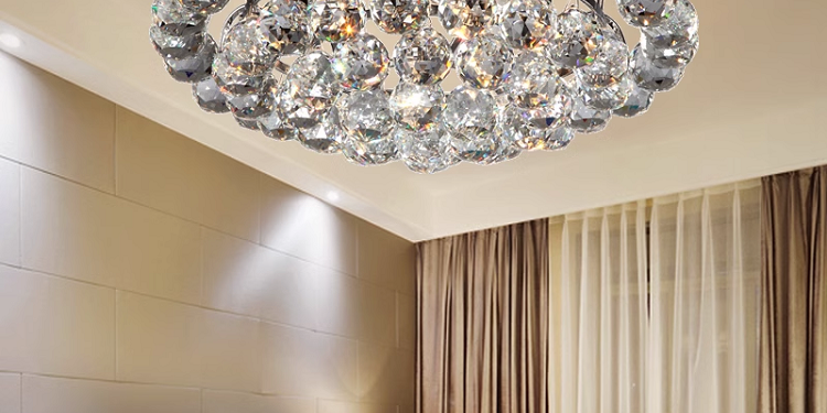 Люстри для спальні: модні моделі та поради щодо вибору