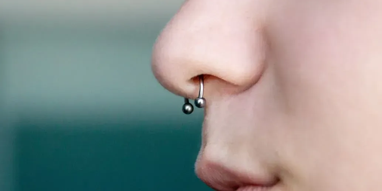 Проколотий ніс: краса, переваги та правила виконання