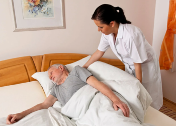 Догляд за лежачими хворими: що потрібно знати та особливості