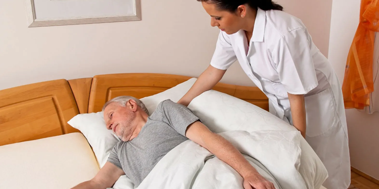Догляд за лежачими хворими: що потрібно знати та особливості