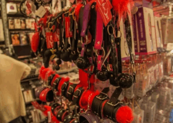 Интимные товары: как секс-игрушки и аксессуары помогают парам сблизиться