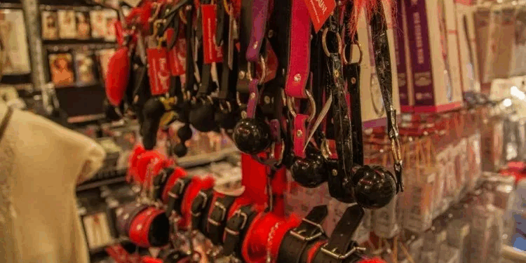 Интимные товары: как секс-игрушки и аксессуары помогают парам сблизиться