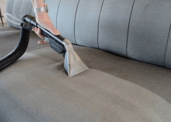 Что нужно знать про химчистку диванов: особенности и технология