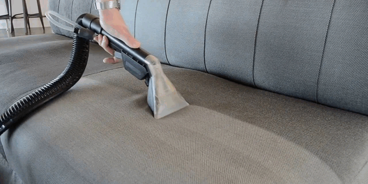 Что нужно знать про химчистку диванов: особенности и технология