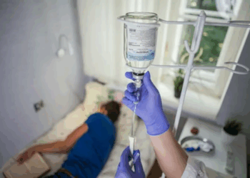 Чем может помочь капельница от запоя на дому