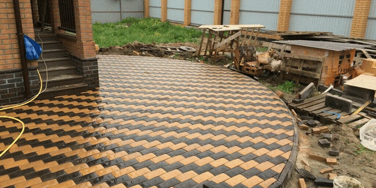 Укладка тротуарной плитки: особенности, технология и варианты