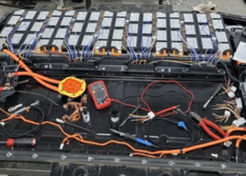 Как выполняется ремонт батарей на электромобиле и советы