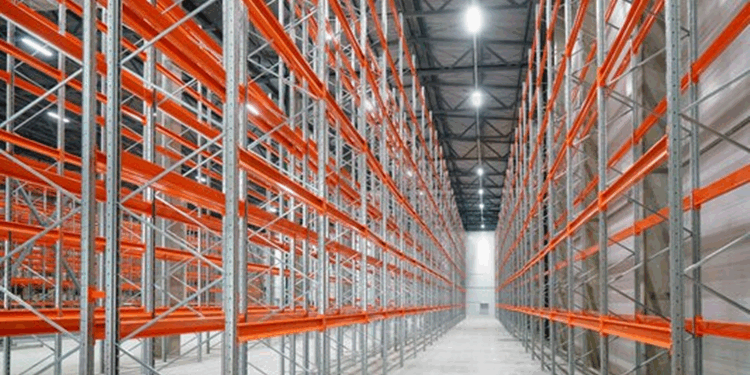 Фронтальные стеллажи для склада: достоинства и установка