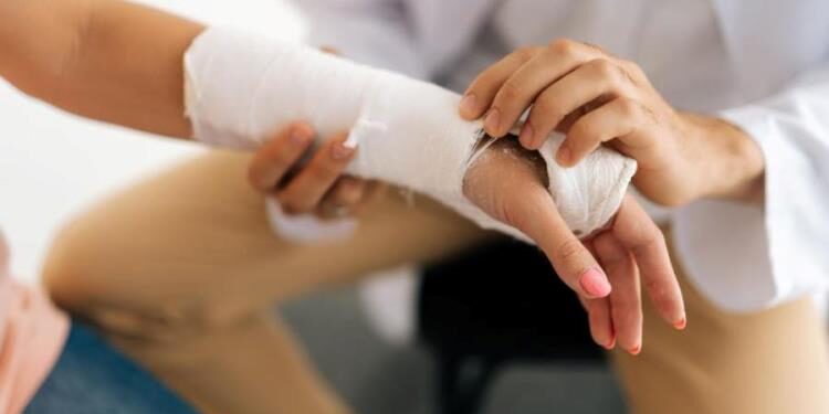 Правила и требования по оказанию первой помощи при переломе для быстрого и безопасного выздоровления