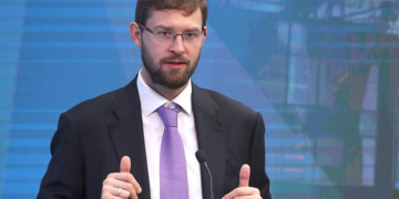 Курс тенге укрепился, а в сети паника: почему разговоры о санкциях и «картах без документов» не имеют под собой оснований