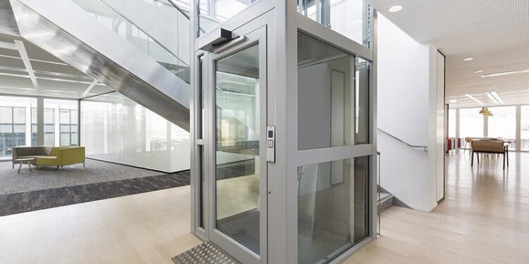 Архитектурный парадокс панорамных лифтов: как прозрачность кабины усиливает страх высоты