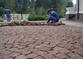 Обзор гранитной брусчатки и правила ее укладки для долговечности и эстетики