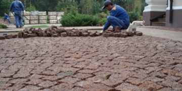 Обзор гранитной брусчатки и правила ее укладки для долговечности и эстетики