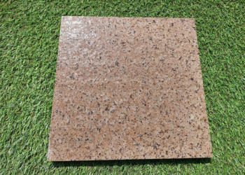 Преимущества и этапы монтажа гранитных плит для мощения на придомовой территории