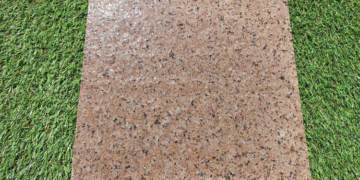 Преимущества и этапы монтажа гранитных плит для мощения на придомовой территории