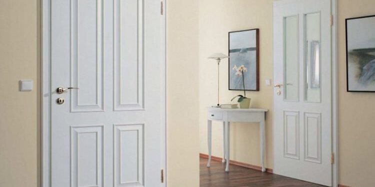 Белые двери в интерьере: 7 удачных примеров, которые преобразят вашу квартиру