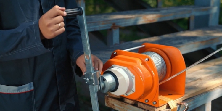 Применение ручной лебедки в складских и производственных условиях